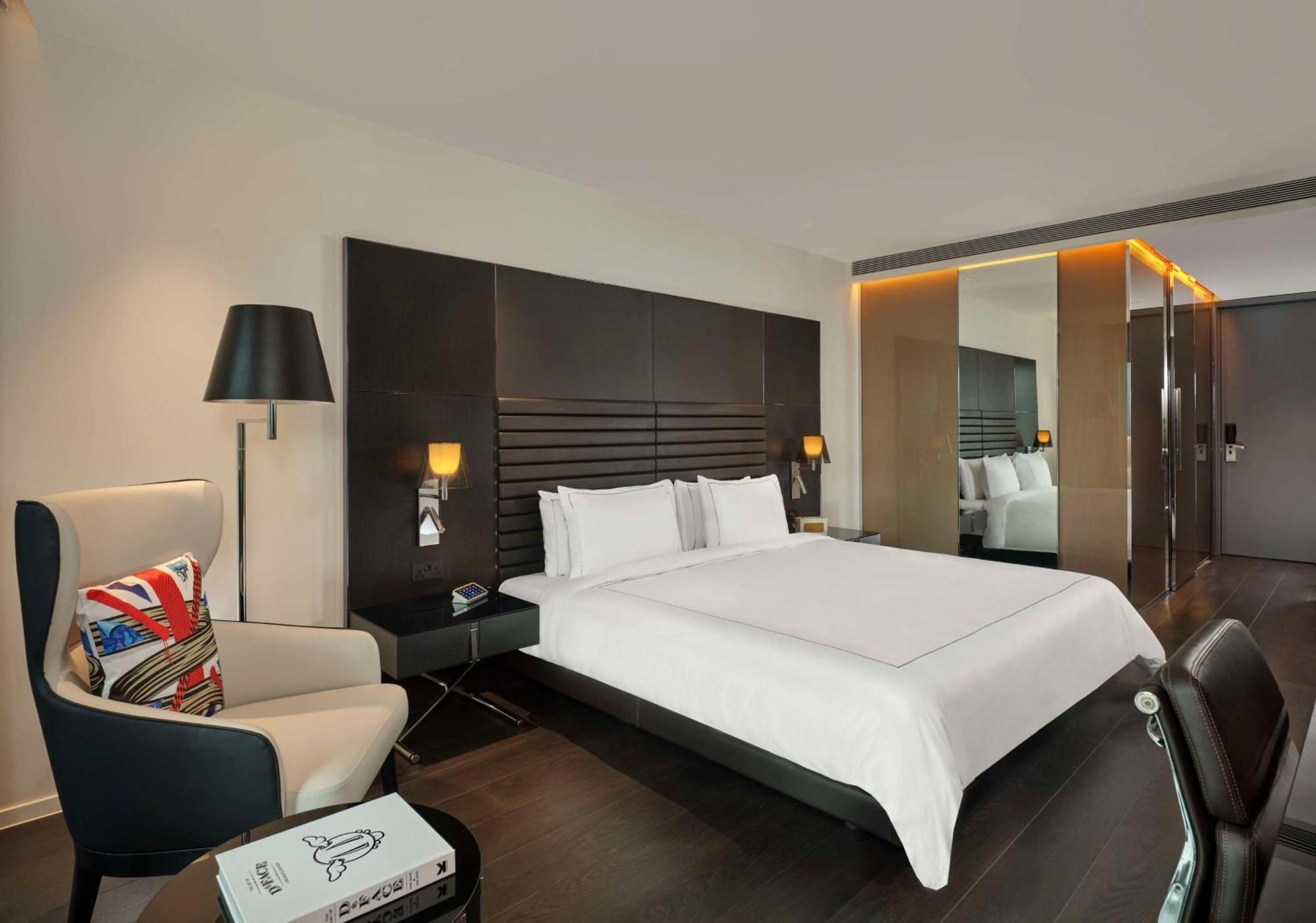 Art Zimmer mit Kingsize-Bett